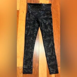 Spanx Black/Gray Camouflage Faux Leather Leggings Size Small Petite EUC Athletic